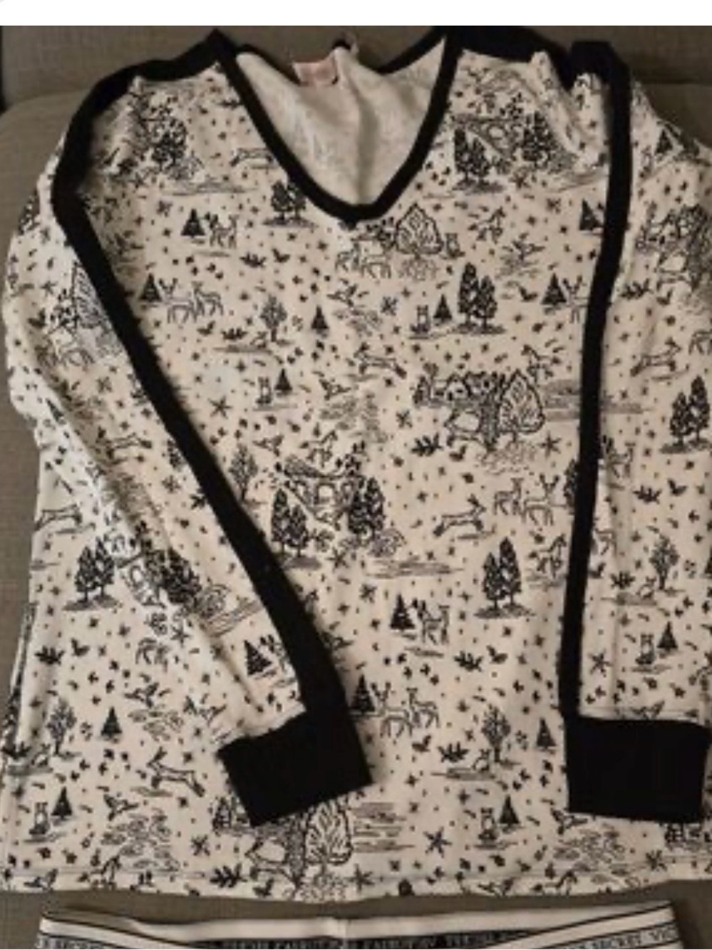 Victoria's Secret Black & White V-Neck Patterned Pajama Top